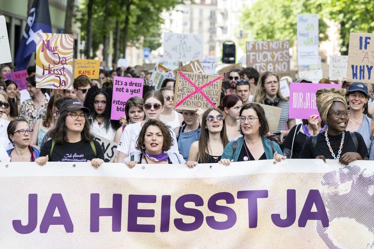 Frauen fordern an einer Demonstration "Nur ja heisst ja" die Ueberarbeitung des Sexualstrafrechts Art. 190 in den Strassen von Zuerich, aufgenommen am Samstag, 21. Mai 2022. (KEYSTONE / Enni ...