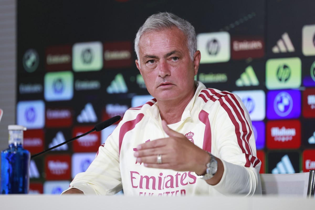 epa13198172 Real Madrid's head coach Jose Mourinho attends a press conference folllowing a training session of the team in Valdebebas, Madrid, Spain, 29 August 2026. The team prepares for its upc ...