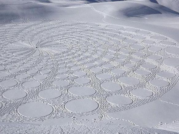 Keinen Fusstritt daneben – Finnen stampfen Kunstwerk in den Schnee\nEin wahrer Meister in dieser Disziplin ist der britische Ingenieur Simon Beck. Er arbeitet in der Regel allein, ist oftmals 10-12 h  ...