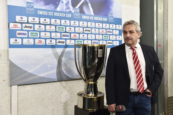 06.01.2016; Bern; Eishockey Schweizer Cup - SC Bern - ZSC Lions; 
Willi Voegtlin wartet neben dem Cup Pokal auf einen Interviewpartner
 (Urs Lindt/freshfocus)