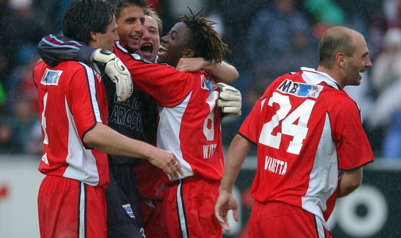 Torhueter Massimo Colomba freut sich mit seinen Mitspielern ueber das von ihm geschossene 1:0 fuer den FC Aarau beim Auf-/Abstiegsspiel des FC Aarau gegen den FC St. Gallen am Samstag, 26. April 2003  ...