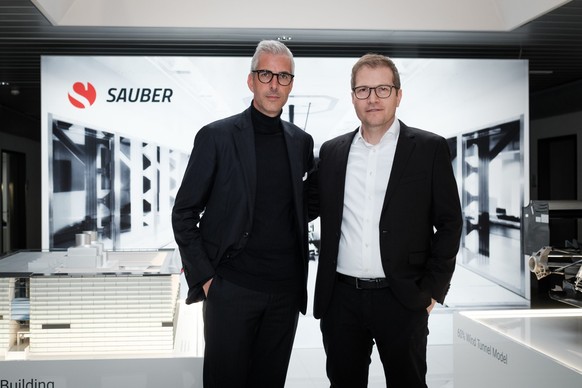 Team Repräsentant Alessandro Alunni Bravi mit Sauber-Group CEO Andreas Seidl