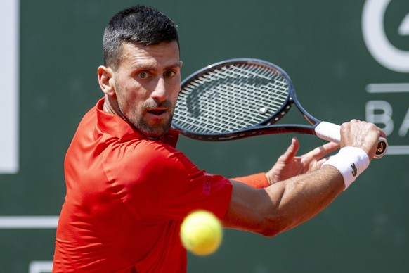 epa11366360 Novak Djokovic of Serbia in action during his semi final match against Tomas Machac of the Czech Republic at the ATP 250 Geneva Open tennis tournament in Geneva, Switzerland, 24 May 2024.  ...