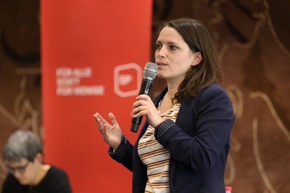 SP Co-Praesidentin Mattea Meyer, spricht waehrend der erste Sitzung des neuen Parteirats der SP Schweiz, am Freitag, 25. Maerz 2022, in Bern (KEYSTONE/Anthony Anex)