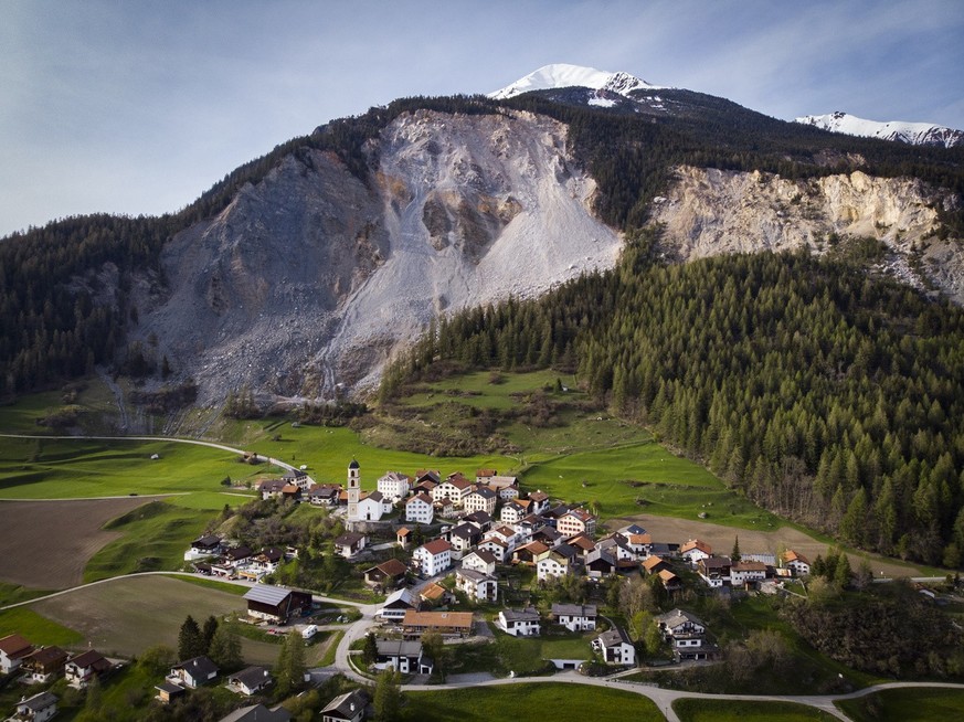 Blick auf das Dorf und den &quot;Brienzer Rutsch&quot;, aufgenommen am Dienstag, 7. Mai 2019, in Brienz-Brinzauls. Die seit Jahrzehnten bekannte Bewegung hat am Berg wie im Dorf in den letzten Jahren  ...