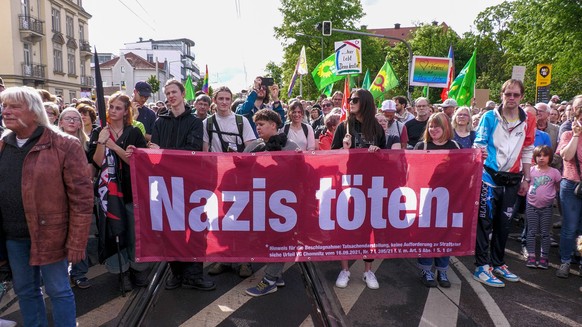 Nach den feigen, t�tlichen Angriff auf SPD-Politiker Matthias Ecke stellte sich einer der mutma�lichen T�ter heute Nacht in Dresden. Zusammen mit seiner Mutter tauchte Quentin J. gegen 1 Uhr in der Na ...