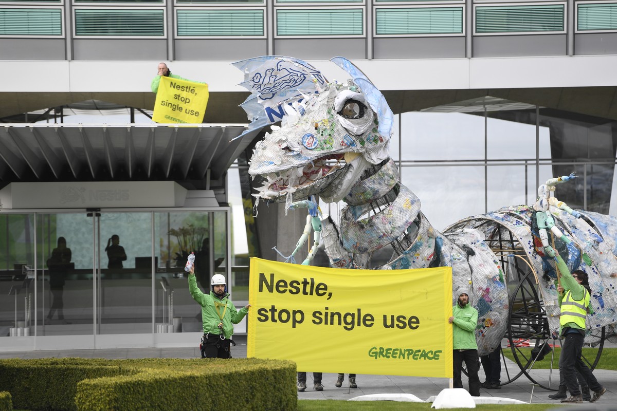 epaselect epa07509663 Greenpeace activists bring back to food and drinks giant Nestle a huge monster made of plastic recovered at sea and on the beaches by Greenpeace, in front of Nestle's headqu ...