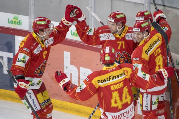 Biels Anssi Salmela, Samuel Kreis, Julian Schmutz, Fabian Luethi, Jan Neuenschwander, von links, jubeln, waehrend dem Meisterschaftsspiel der National League, zwischen dem EHC Biel und dem HC Genf-Ser ...