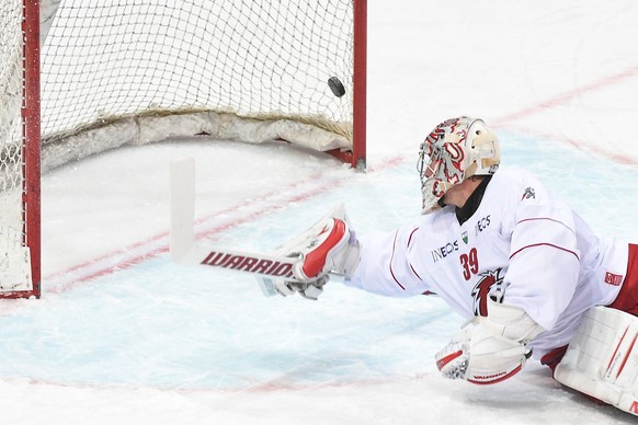 Eine Standardszene gegen Lugano: Lausanne-Keeper Cristobal Huet muss den Puck aus seinem Tor fischen.