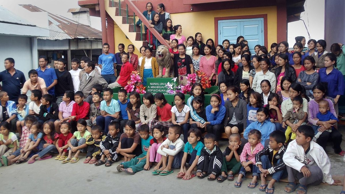 epa02983668 Members of 67-year-old Ziona Chana's family pose for a photograph at their home in Baktawng village in Serchhip district about 70km away from Aizawl city capital of Mizoram state, nor ...