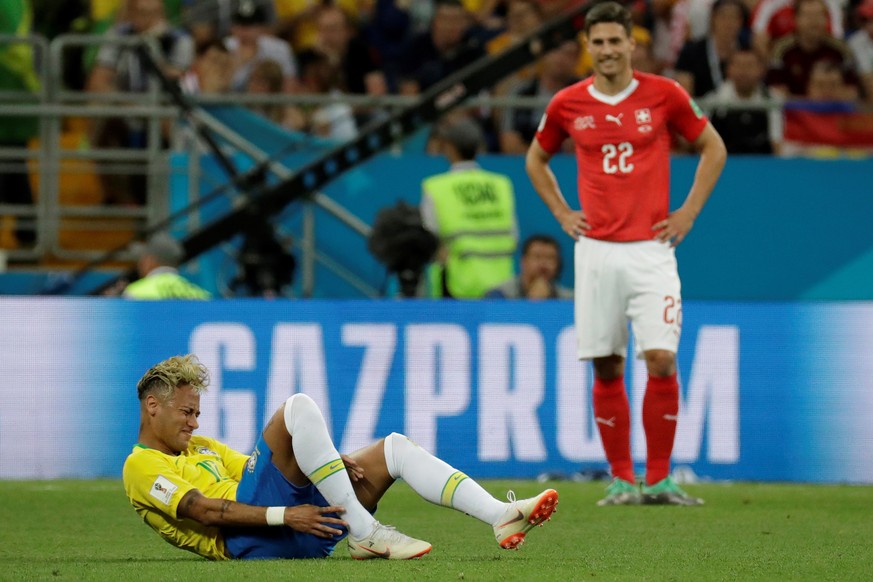 epa06816996 Brazilian forward Neymar (L) reacts during the FIFA World Cup 2018 Group E soccer match between Brazil and Switzerland, in Rostov-On-Don, Russia, 17 June 2018. 

(RESTRICTIONS APPLY: Edi ...