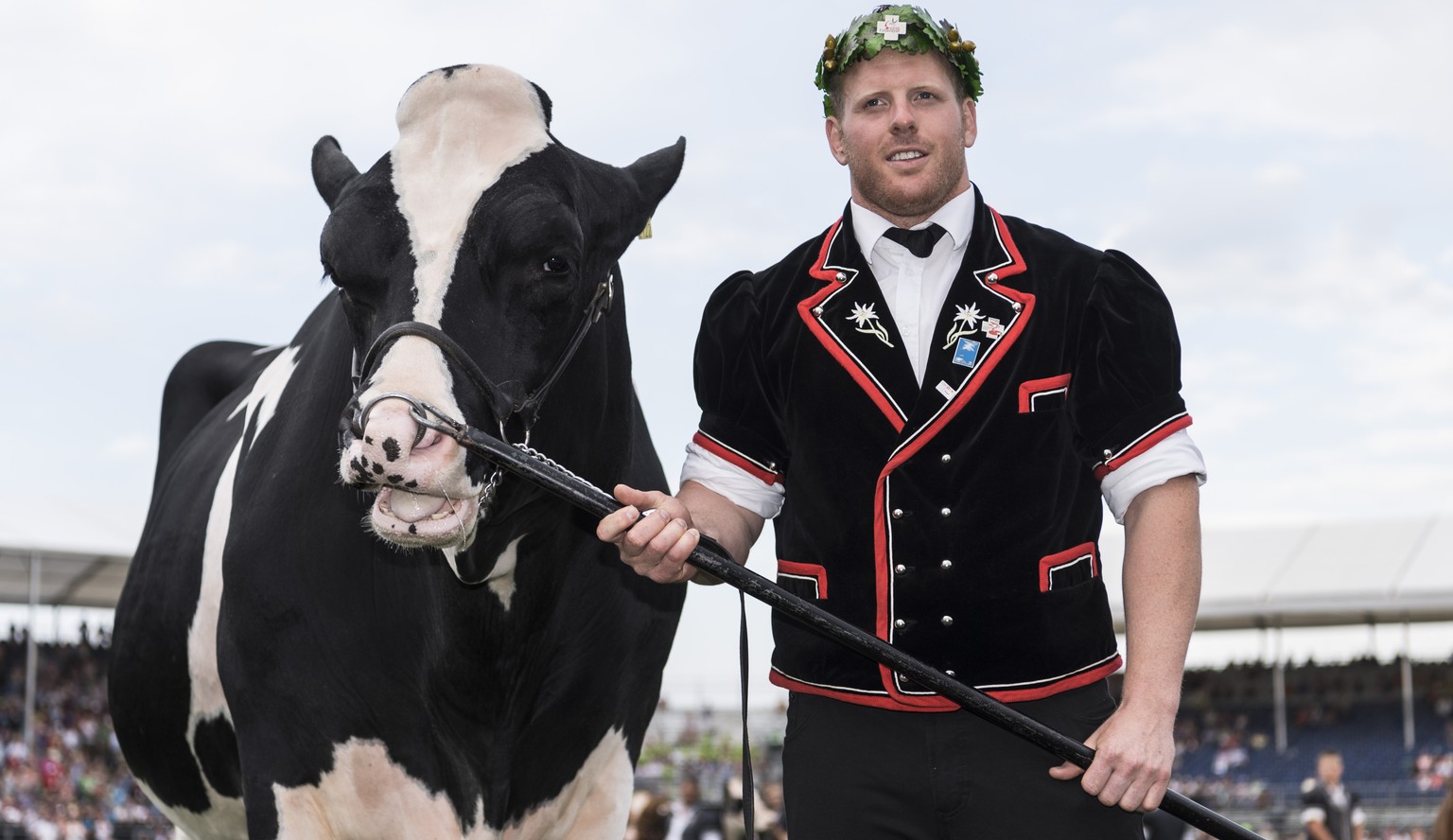 Der Berner Matthias Glarner freut sich als neuer Schwingerkoenig neben dem Siegermuni &quot;Mazot de Cremo&quot; am Eidgenoessischen Schwing- und Aelplerfest (ESAF) Estavayer2016 in Payerne, am Sonnta ...