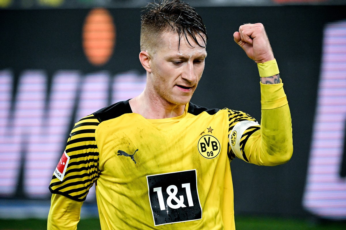 epa09774784 Dortmund's Marco Reus celebrates after scoring the 5-0 lead during the German Bundesliga soccer match between Borussia Dortmund and Borussia Moenchengladbach in Dortmund, Germany, 20  ...