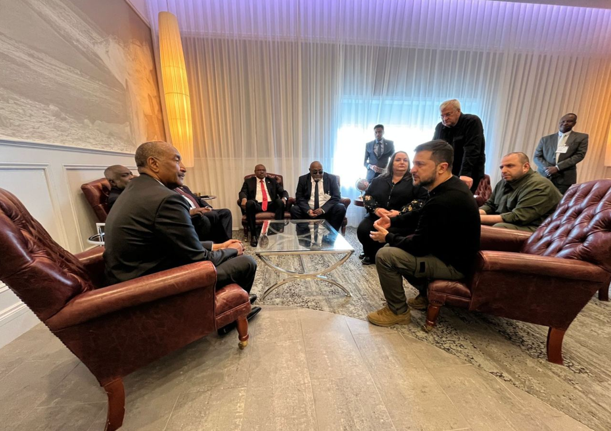 Le président ukrainien Zelensky a eu une réunion imprévue avec le chef du Conseil souverain du Soudan, Abdel-Fattah Al-Burhan.