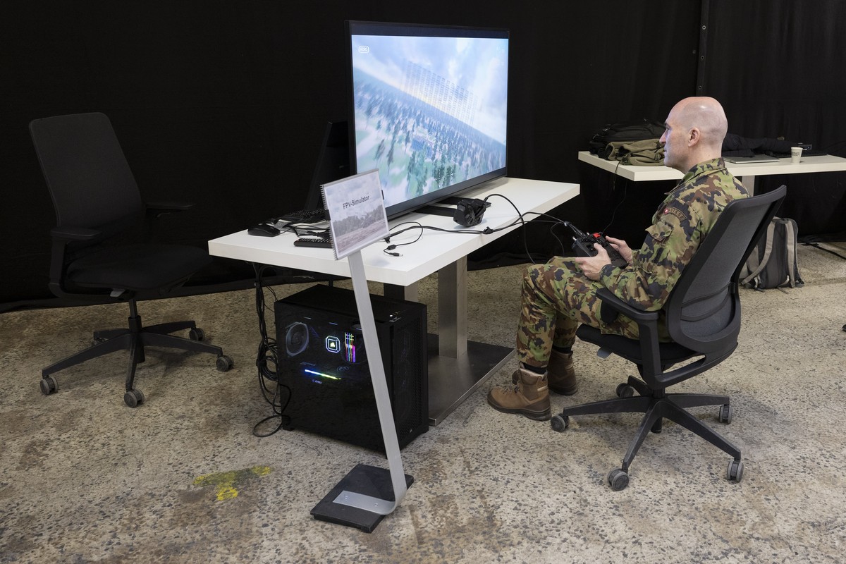 KEYPIX - Thomas Suessli, Chef der Armee, uebt mit einem Drohnensimulator an der Praesentation der Armeebotschaft 2025, am Donnerstag, 27. Maerz 2025, in Thun. (Keystone/Peter Schneider)