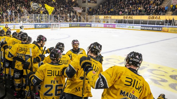 Pierre-Edouard Bellemare (HCA), dritter von rechts, holt sich die Gratulationen an der Bande nach seinem Tor zum 1:1 im sechsten Spiel des Playout-Finals der Eishockey National League zwischen dem HC  ...