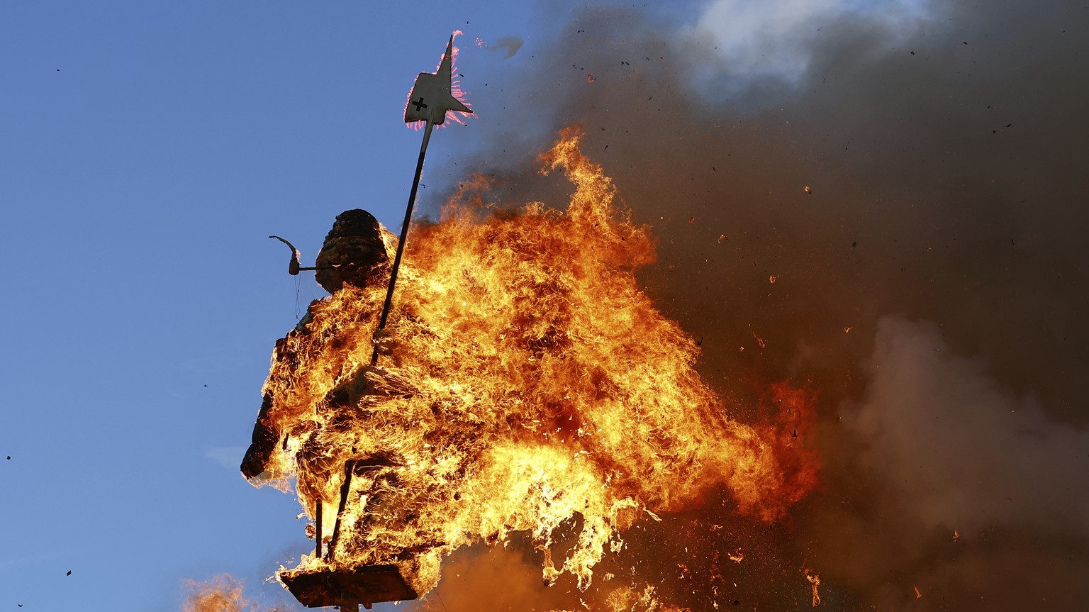 The &quot;Boeoegg&quot; burns on the Sechselaeuten square in Zurich, Switzerland, Monday April 17, 2023. The Sechselaeuten (ringing of the six o&#039;clock bells) is a traditional end of winter festiv ...