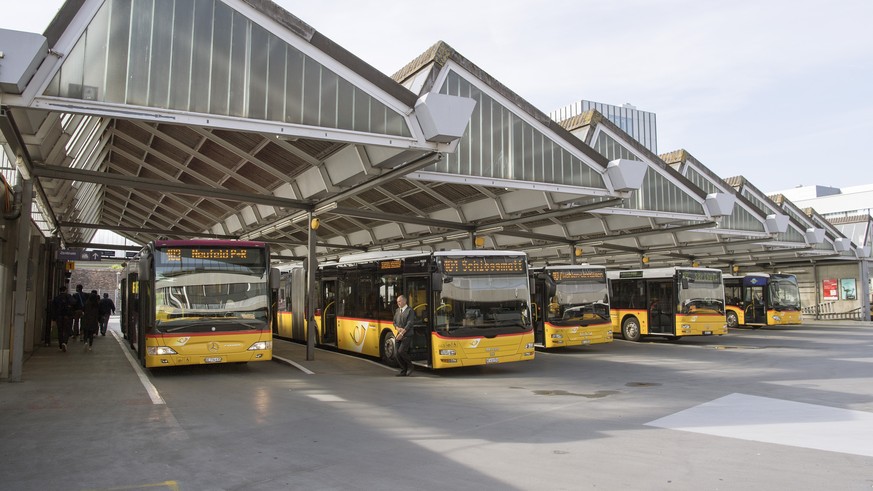 ARCHIVBILD ZU DEN VORSTOESSEN BETREFFEND DER POST IN DER VERKEHRSKOMMISSION DES STAENDERATES, AM FREITAG, 17. AUGUST 2018 ---- Die PostAuto Station beim Berner Hauptbahnhof am Mittwoch, 18. Mai 2016,  ...