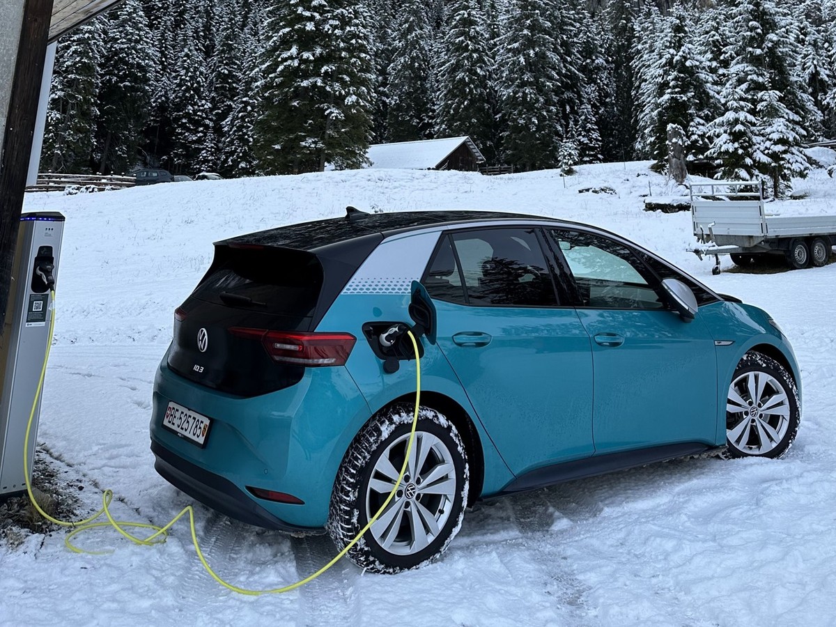 Das Elektroauto VW ID.3 im Schnee.