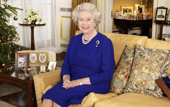 LONDON - DECEMBER 12: Queen Elizabeth II films her traditional Christmas broadcast to the Commonwealth from Buckingham Palace on December 19, 2001 in London, England. (Photo by Anwar Hussein/Getty Ima ...