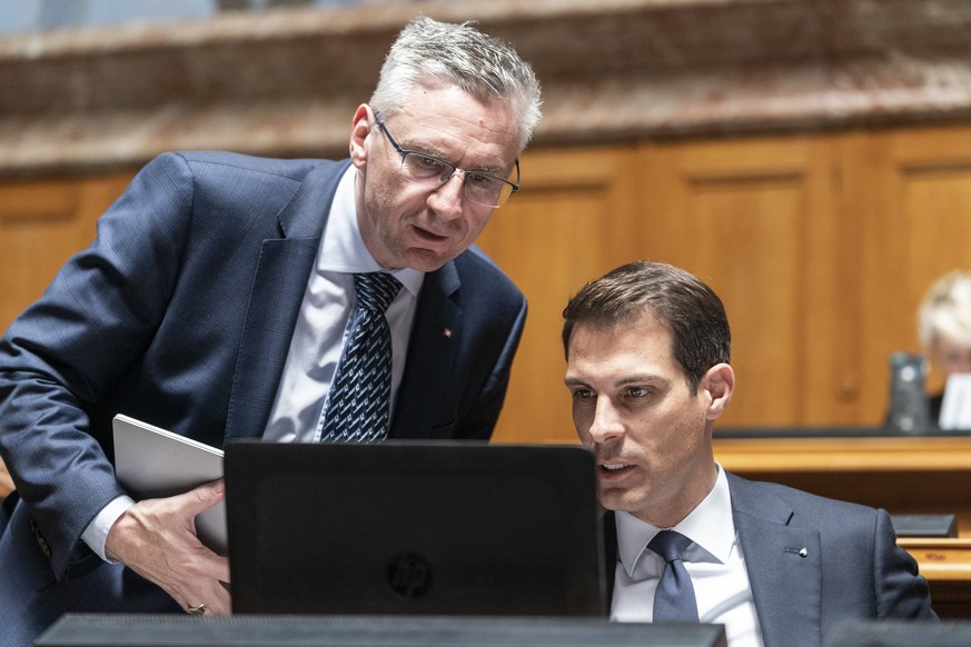 Andreas Glarner, SVP-AG, links, diskutiert mit Thierry Burkart, FDP-AG, an der Sommersession der Eidgenoessischen Raete, am Mittwoch, 5. Juni 2019 im Nationalrat in Bern. (KEYSTONE/Alessandro della Va ...