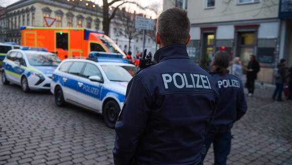 Polizisten sperren am 01.12.2017 die Strassen um einen Weihnachtsmarkt in der Potsdamer Innenstadt ab. Wegen eines verdaechtigen Gegenstands hat die Polizei in der Potsdamer Innenstadt einen Sperrkrei ...