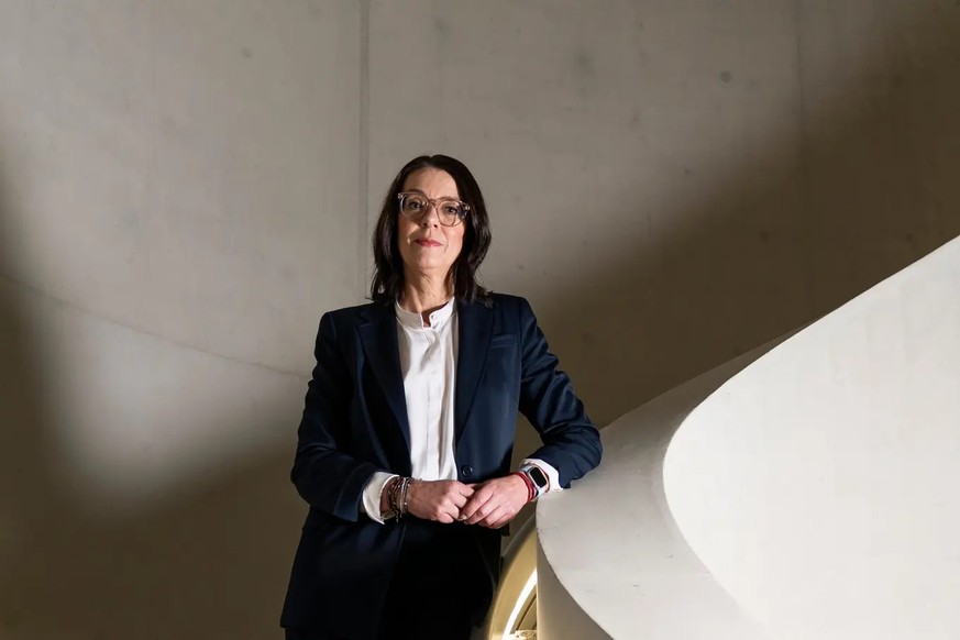 Wehrt sich gegen drohenden Gebührenverlust: SRF-Direktorin Nathalie Wappler am Hauptsitz des Schweizer Radios und Fernsehens in Zürich.
