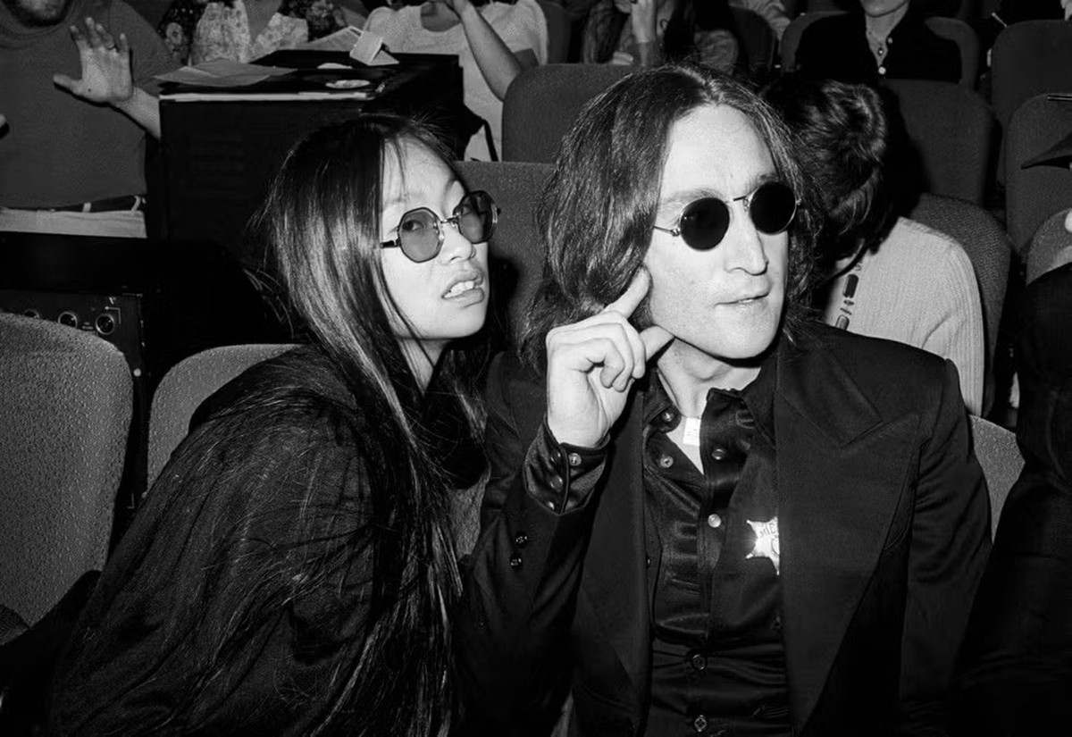 Lennon hatte seine Krise bereits mit 33, worauf Yoko ihm den Laufpass gab und gleich noch May Pang (im Bild) als neue Freundin vermittelte. Johns «Lost Weekend» dauerte 18 Monate.