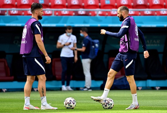 epa09282771 France&#039;s Olivier Giroud (L) and Karim Benzema attend a training session at the Ferenc Puskas stadium in Budapest, Hungary, 18 June 2021, the day before the Euro 2020 soccer championsh ...