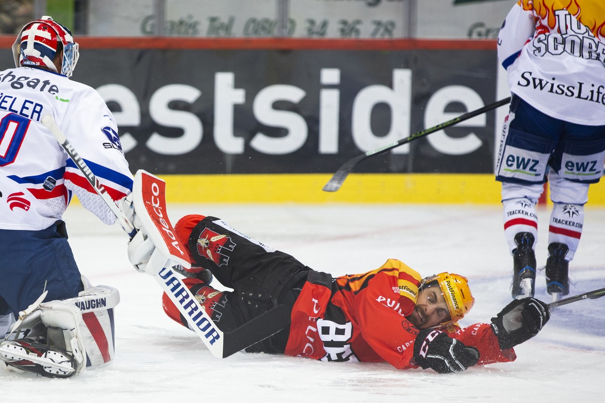 Berns Topscorer Mark Arcobello stuerzt aufs Eis, im Eishockey Meisterschaftsspiel der National League zwischen dem SC Bern und den ZSC Lions, am Samstag, 16. November 2019 in der Postfinance Arena in  ...