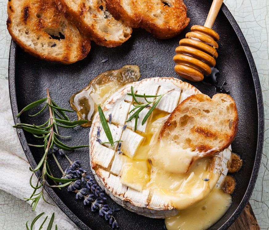 baked camembert ofen warm crostini toast essen food käse