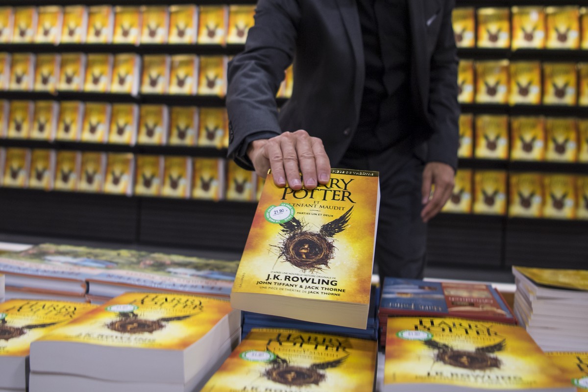 Une personne prend le nouveau livre "Harry Potter et l'enfant maudit" le 8eme tome de la saga Harry Potter de l'auteur J.K. Rowling dans le magasin Fnac ce vendredi 14 octobre 2016 ...