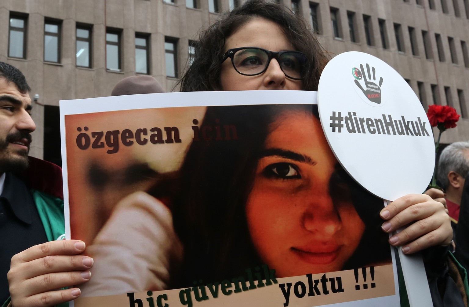 Der Tod der Studentin hatte in der ganzen Türkei grosse Empörung und Demonstrationen gegen die anhaltende Gewalt gegen Frauen ausgelöst.&nbsp;