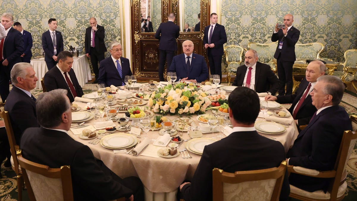 epa11327775 (L-R) Cuban President Miguel Diaz-Canel, Tajik President Emomali Rahmon, Kyrgyz President Sadyr Japarov, Kazakh President Kassym-Jomart Tokayev, Belarusian President Alexander Lukashenko,  ...