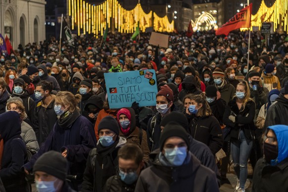 Tausende demonstrieren an der Kundgebung Basel Nazifrei in Basel, am Samstag, 28. November 2020. (KEYSTONE/Georgios Kefalas)