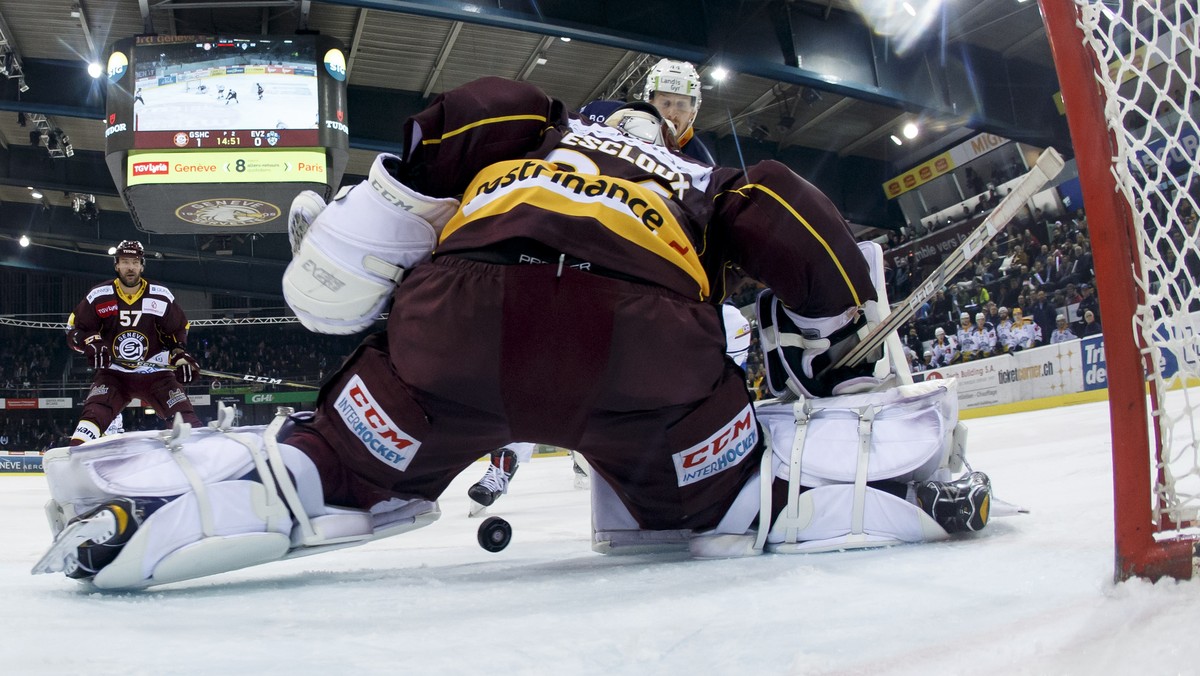 Zug's forward Dennis Everberg, of Sweden, right, scores the 1:1 against Geneve-Servette's goaltender Gauthier Descloux, center, past Geneve-Servette's defender Goran Bezina, left, durin ...