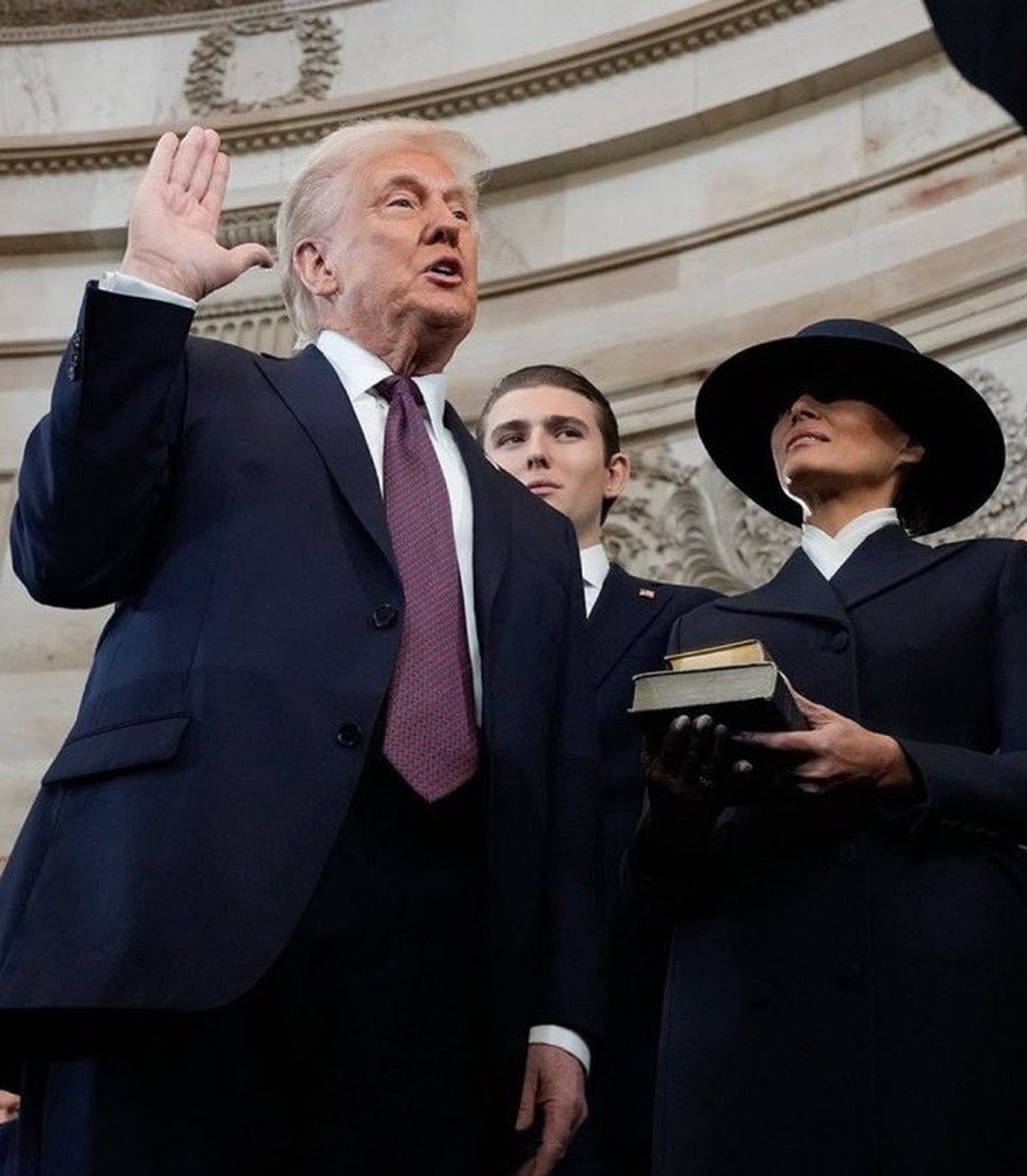 La main droite de Trump pend le long de son corps.