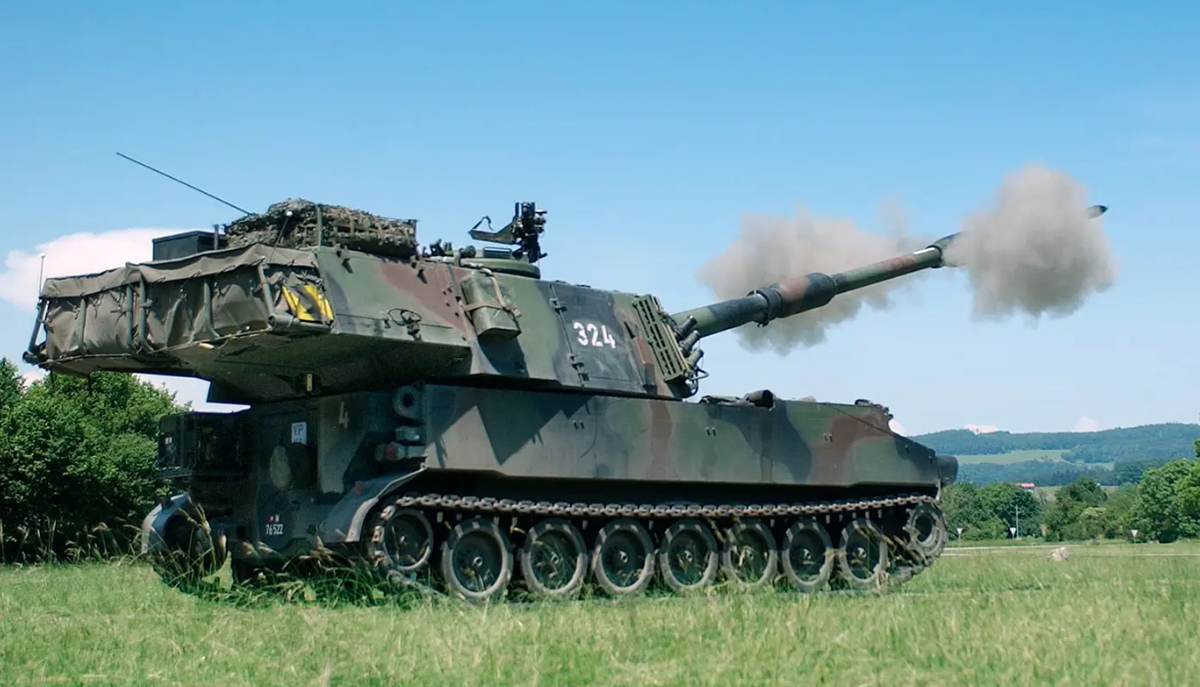 Un obusier automoteur M109 de l'armée suisse.