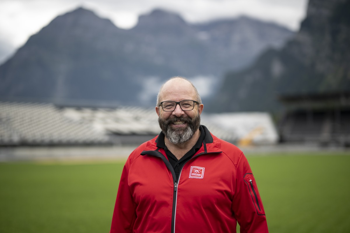 ESAF OK Praesident Jakob Kamm posiert auf der Baustelle der Glarnernland Arena des Eidgenoessischen Schwing- und Aelplerfestes ESAF 2025, aufgenommen am Montag, 4. August 2025, in Mollis. (KEYSTONE/Gi ...