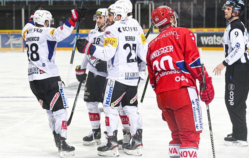 Fribourg bejubelt das 0-2 durch Yannick Herren, rechts, im Eishockeyspiel der National League zwischen den Rapperswil-Jona Lakers und dem HC Fribourg-Gotteron, am Dienstag, 16. Februar 2021, in der St ...
