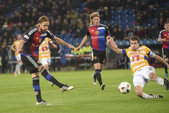 15.10.2016; Basel; Fussball Super League - FC Basel - FC Luzern; Michael Lang (Basel) schiesst gegen Claudio Lustenberger (Luzern) das Tot zum 2:0 (Daniela Frutiger/freshfocus)