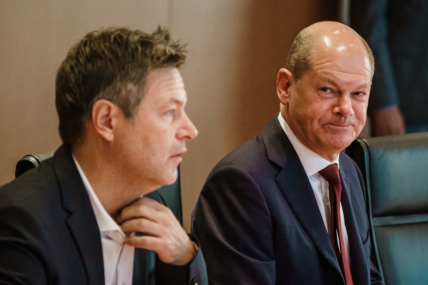 epa10266481 German Chancellor Olaf Scholz (R) looks on next to German Minister for Economy and Climate Robert Habeck (L) at the beginning of the weekly meeting of the German Federal cabinet at the Cha ...