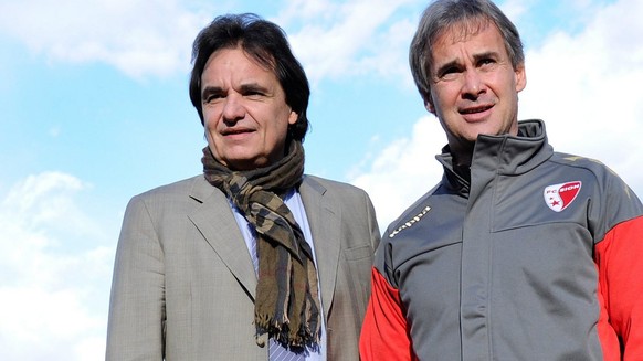 Le nouvel entraineur du FC Sion, le francais Laurent Roussey, droite, pose avec le president du FC Sion, Christian Constantin, gauche, ce mardi 22 fevrier 2011 a Martigny. (KEYSTONE/Jean-Christophe Bo ...