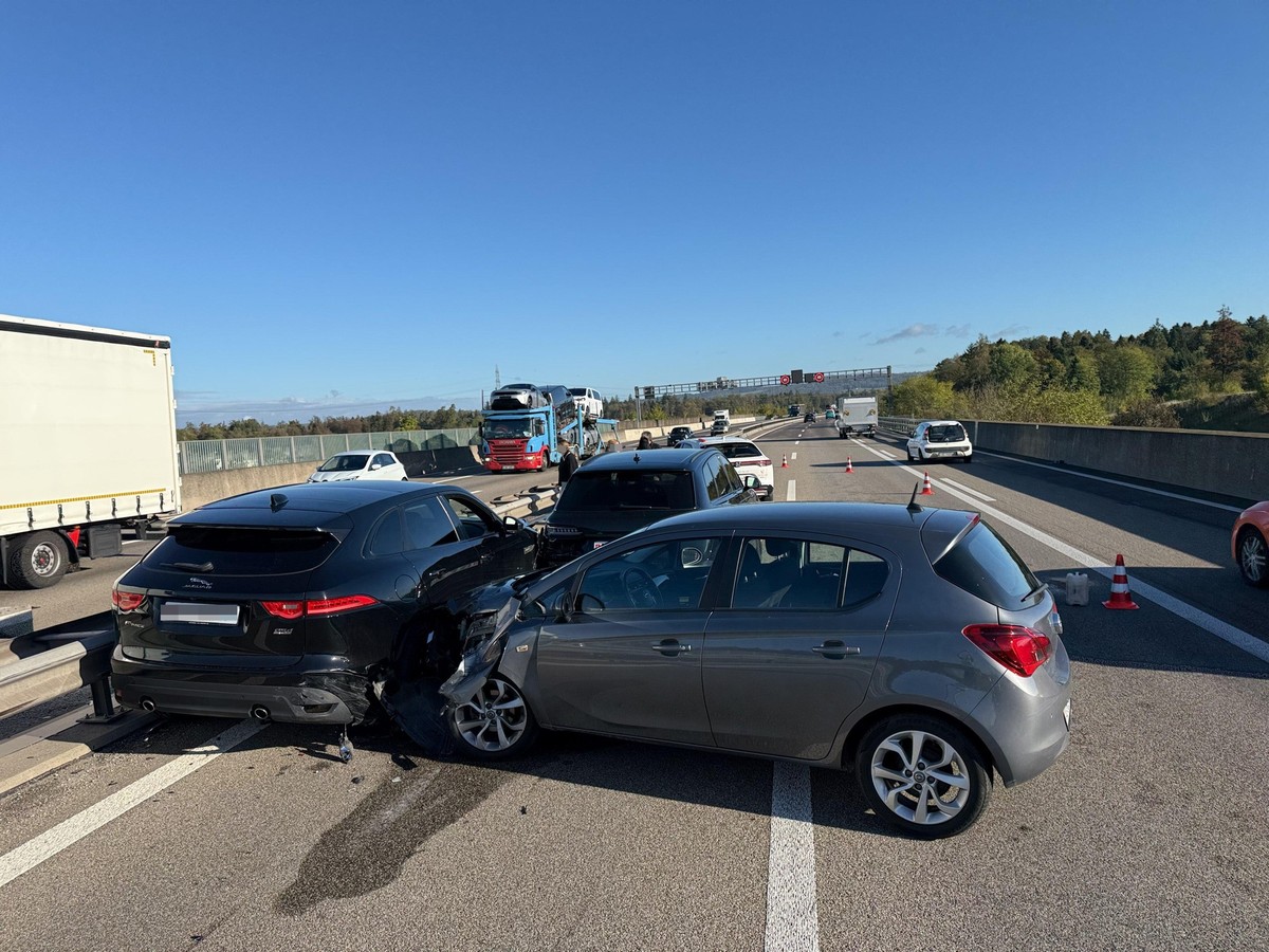 A1: Heftige Auffahrkollisionen führten zu grossem Blechschaden