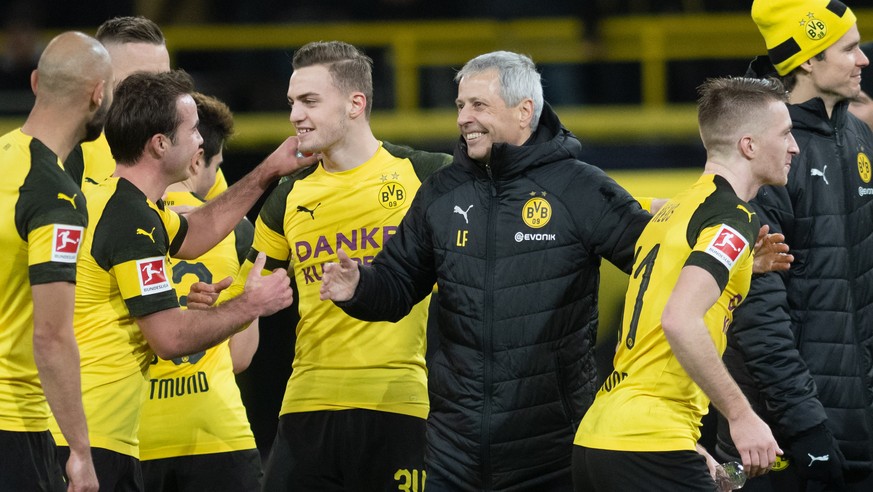 21.12.2018, Nordrhein-Westfalen, Dortmund: Fussball: Bundesliga, Borussia Dortmund - Bor. Moenchengladbach, 17. Spieltag im Signal Iduna Park. Dortmunds Trainer Lucien Favre (M) freut sich mit der Man ...