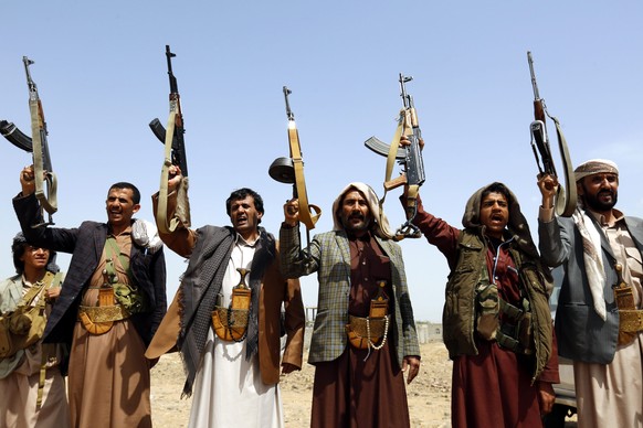 epa05432039 Armed tribesmen, loyal to the Houthi rebels, shout slogans and brandish weapons during a gathering mobilizing more fighters to confront the Saudi-backed Yemeni government forces on the eas ...