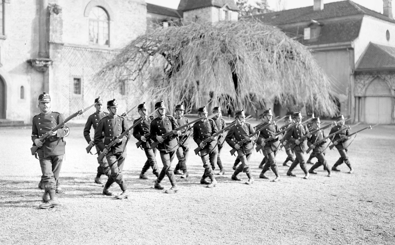 Der traditionelle Nahkampf wurde weiter geübt.&nbsp;Im Ersten Weltkrieg erreichten Bajonette noch eine Länge bis zu 50 cm, was regelrechtes Fechten erlaubte.