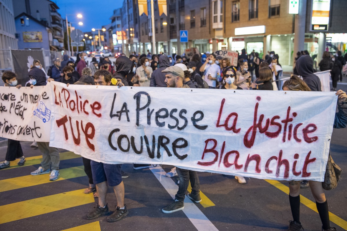 Des personnes manifestent lors d'un rassemblement contre les policiers dans le centre ville le vendredi 3 septembre 2021 a Morges. Le procureur general vaudois Eric Cottier a ouvert une instructi ...