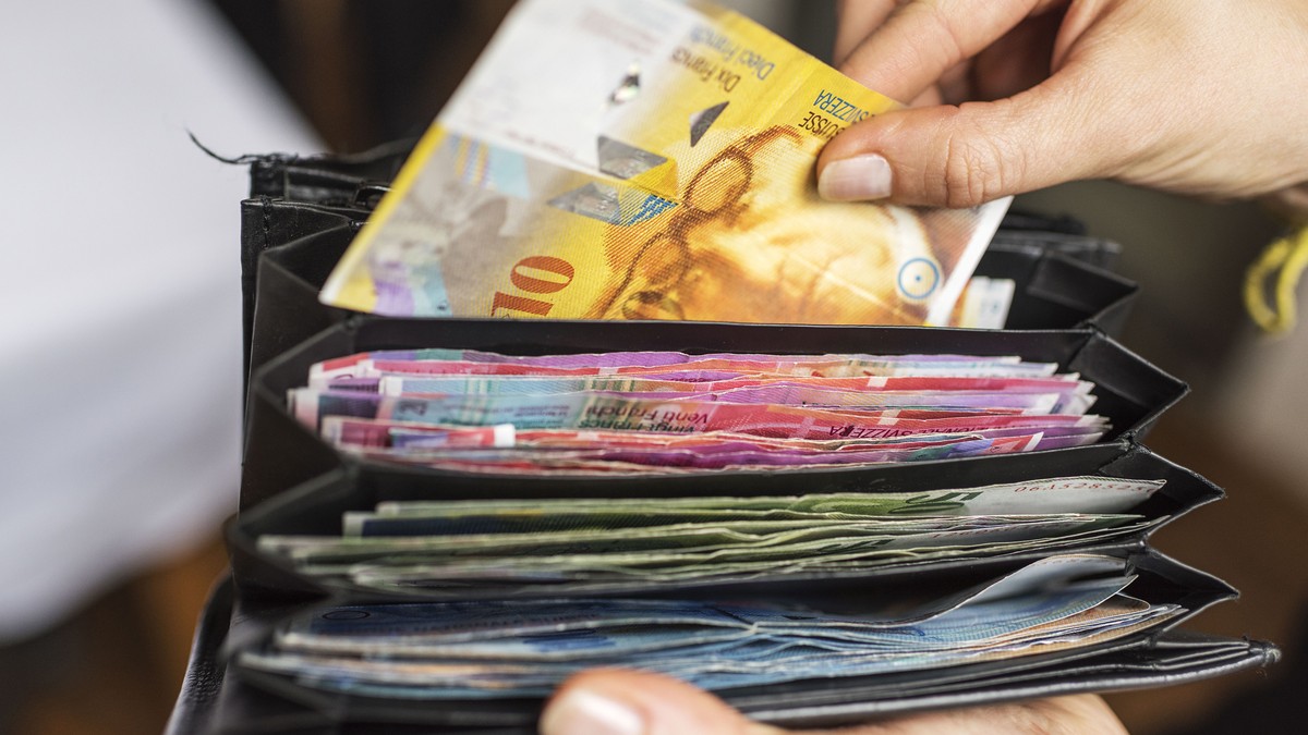 ZUR ABSTIMMUNGSVORLAGE UEBER DIE VOLKSINITIATIVE "FUER EIN BEDINGUNGSLOSES GRUNDEINKOMMEN" FUER DEN SONNTAG, 5. JUNI 2016, STELLEN WIR IHNEN FOLGENDES BILDMATERIAL ZUR VERFUEGUNG - A waitres ...