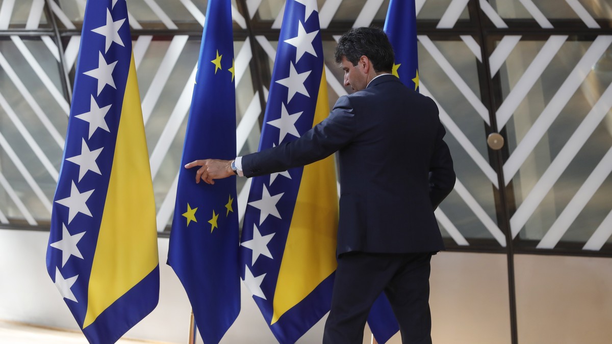 epa10028940 A man sets up the Bosnia-Herzegovina flags next to EU flags prior an EU-Western Balkans leaders' meeting in Brussels, Belgium, 23 June 2022. The progress on EU integration and the cha ...